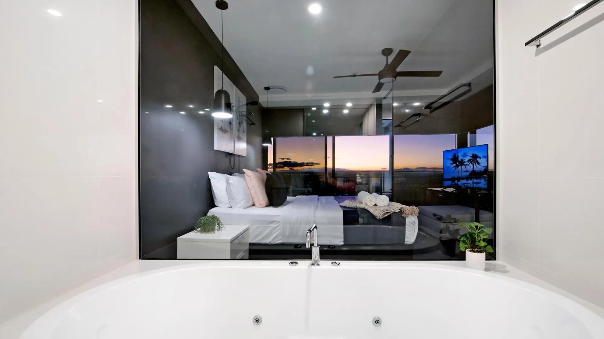 Circle on Cavill: Hinterland View Apartment Gold Coast