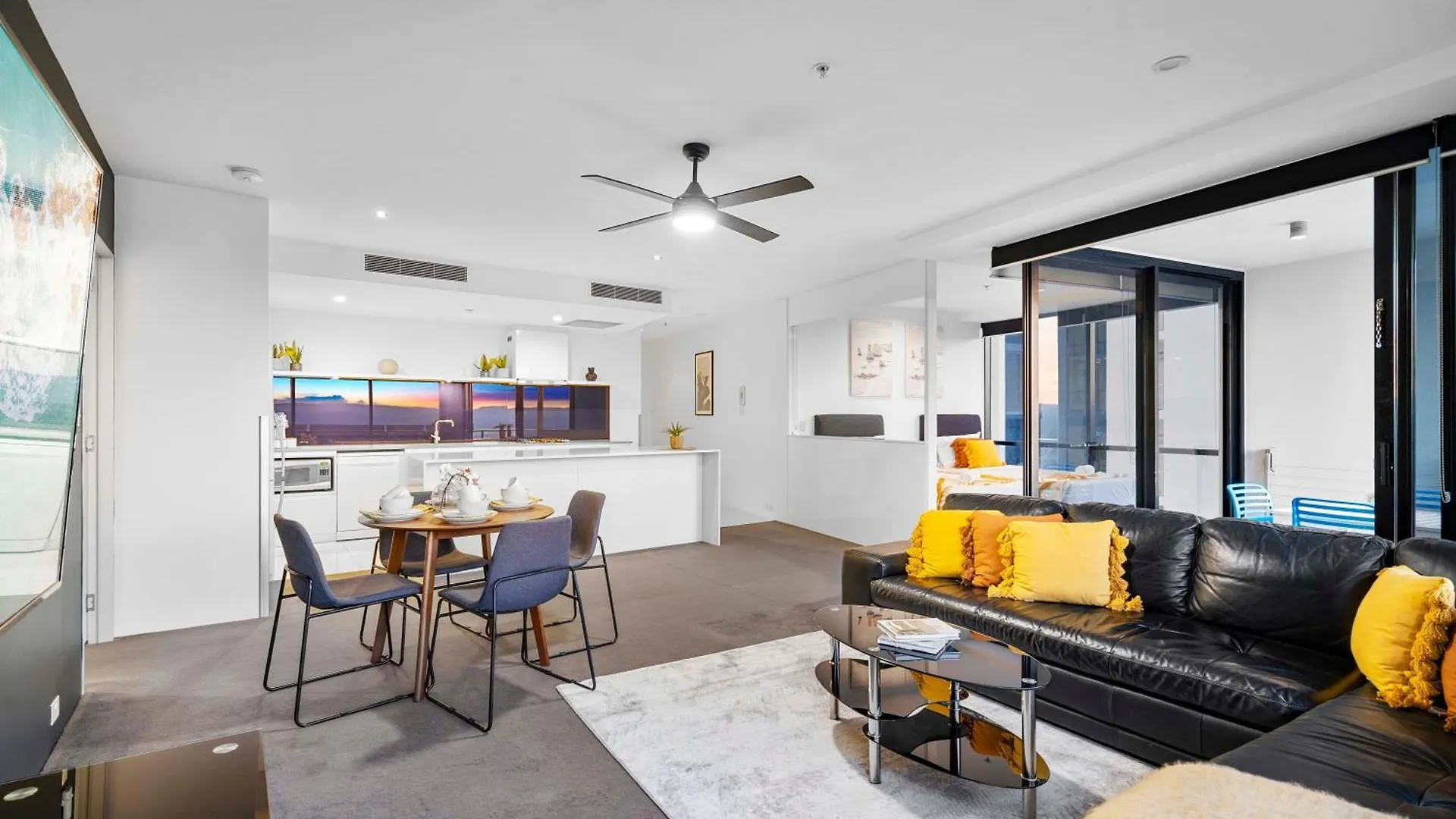 Converted Two Bedroom Apartment - No Parking - Hinterland View - Circle On Cavill - Self Contained, Privately Managed Gold Coast 0*,  Austrálie